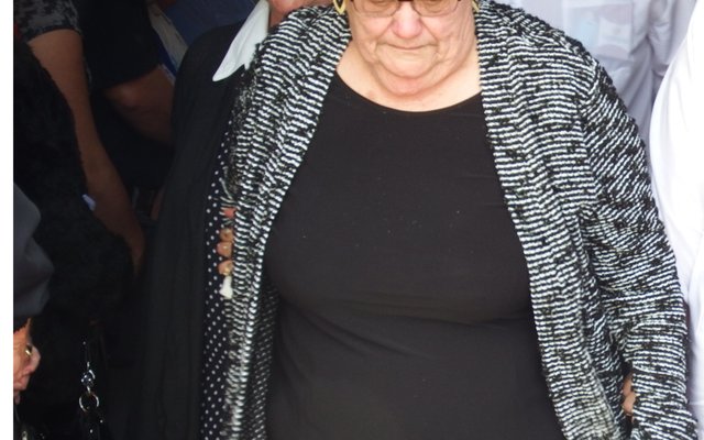 Mara Groenewald verlaat die kerk na afloop van die troosdiens, met haar dogter en skoonseun, Danie en Willemien Fourie wat haar ondersteun